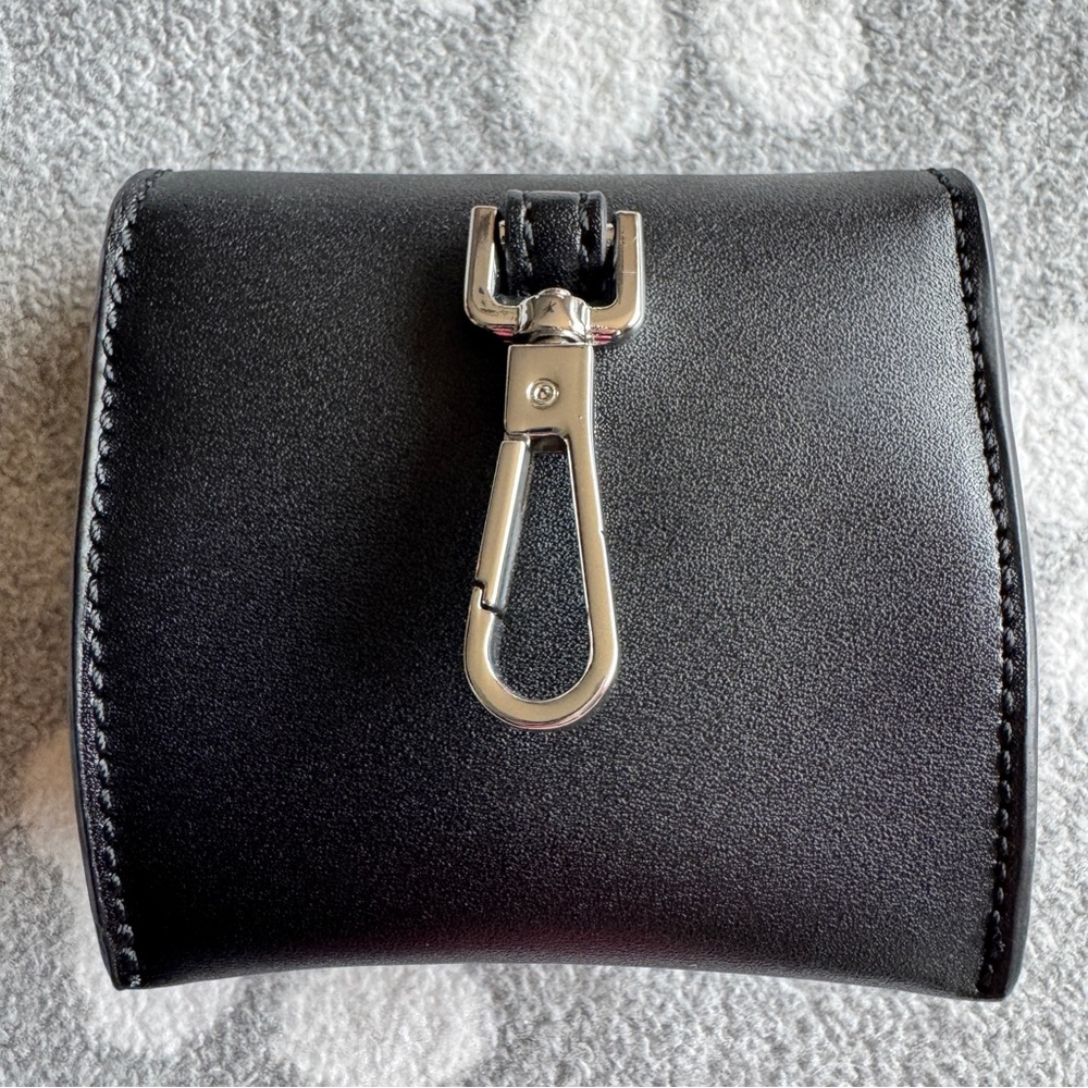 LAST CHANCE🔥 Calvin Klein AirPods Case w/ Clip NWOT - Picture 8 of 10